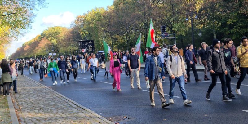 Da qualche tempo l'ambasciata italiana a Tehran respinge alcune domande per il ricongiungimento familiare giustificando la cosa con l'assenza di parte della documentazione. Una pratica che mette a rischio le persone sotto regime. Di Patrizio Gonnella.  

openmigration.org/analisi/la-per…