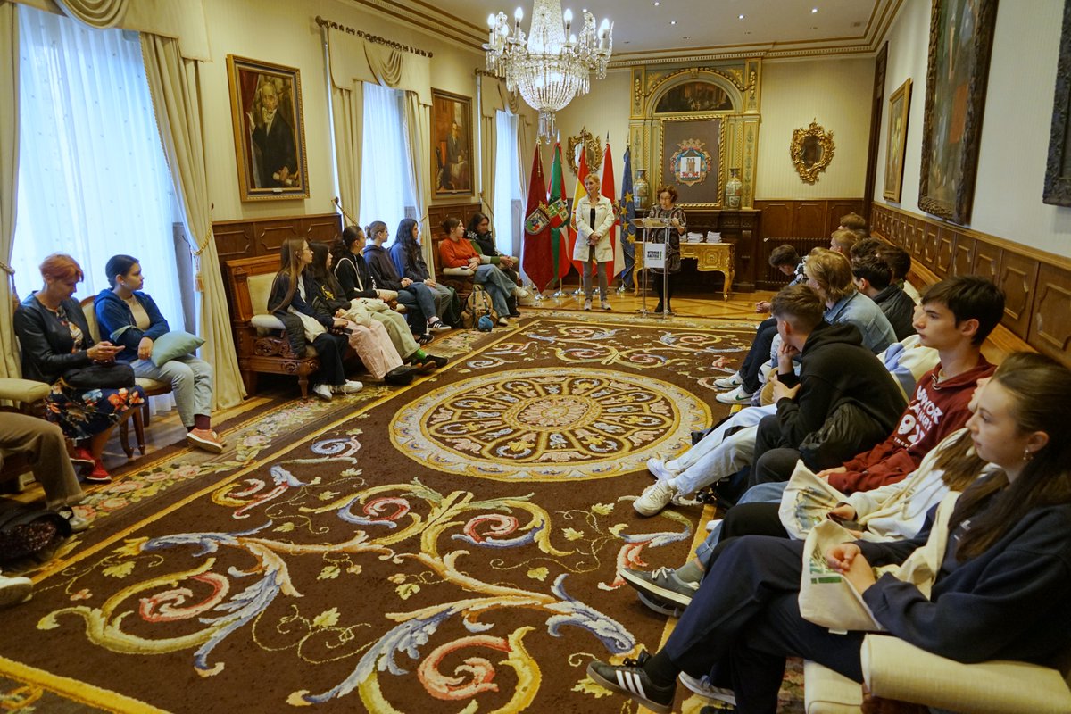 Hungariako ikasleak udaletxean
Hungariako Vac hiriko institutuko ikasle eta irakasleek udaletxea bisitatu dute gaur goizean; Corazonistas ikastetxeak gonbidatuta etorri dira Gasteizera Kultur Trukeak programa dela eta.

Estudiantes hungaros visitan el Ayuntamiento
Alumnado y
