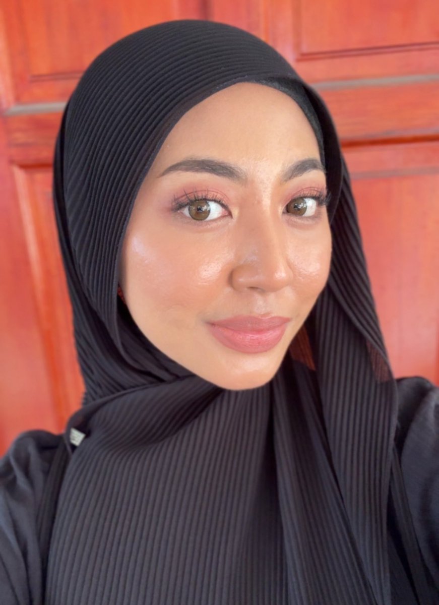 Siapa yang belum try <a href="/syedewacosmetic/">syedewacosmetics</a> punya face mist sila lah tryyy. Dalam gambar ni bukan baru makeup tau tapi lepas 8 jam??? 

I tak touch up apa-apa. Kat luar panas dari pagi tadi. Serius cakap dia memang buat makeup you duduk situ je dan tak crack. Loveeeeee! 💞