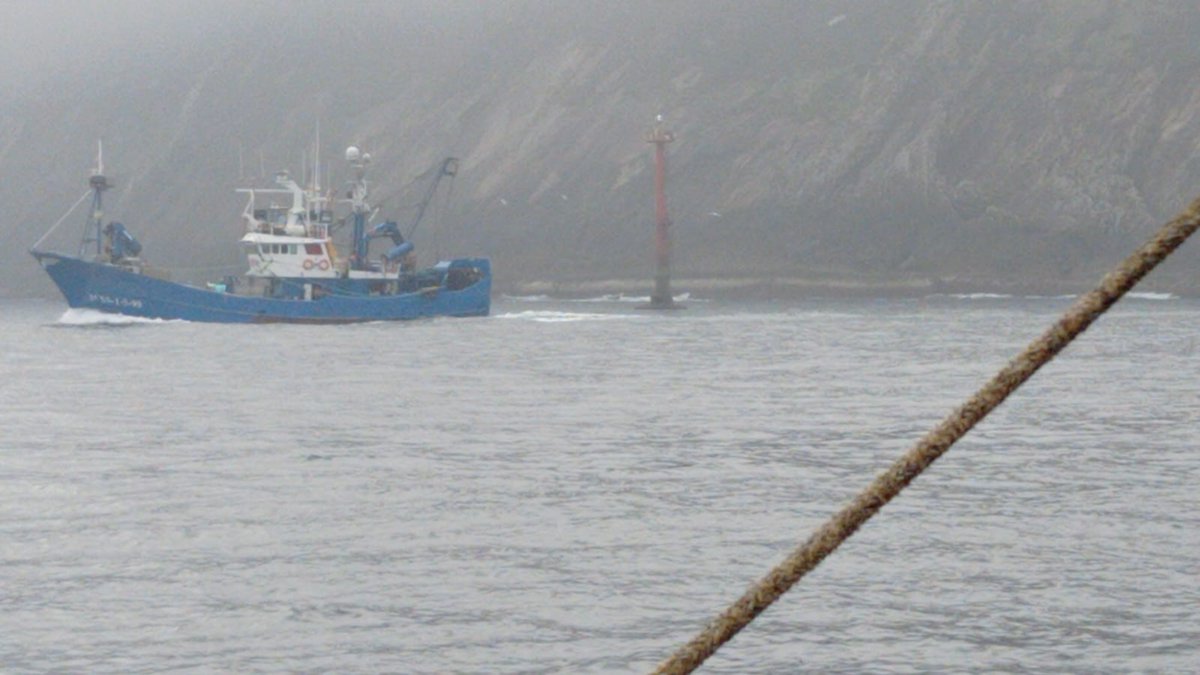 Alumnado de #FPEuskadi realizando maniobras a vela,  en el clásico Tanit de 1961.  Por babor exalumnos a bordo del pesquero ITSAS EDER saliendo de puerto. Marina Mercante, Pesca y Recreo profesional compartiendo trabajo en la mar