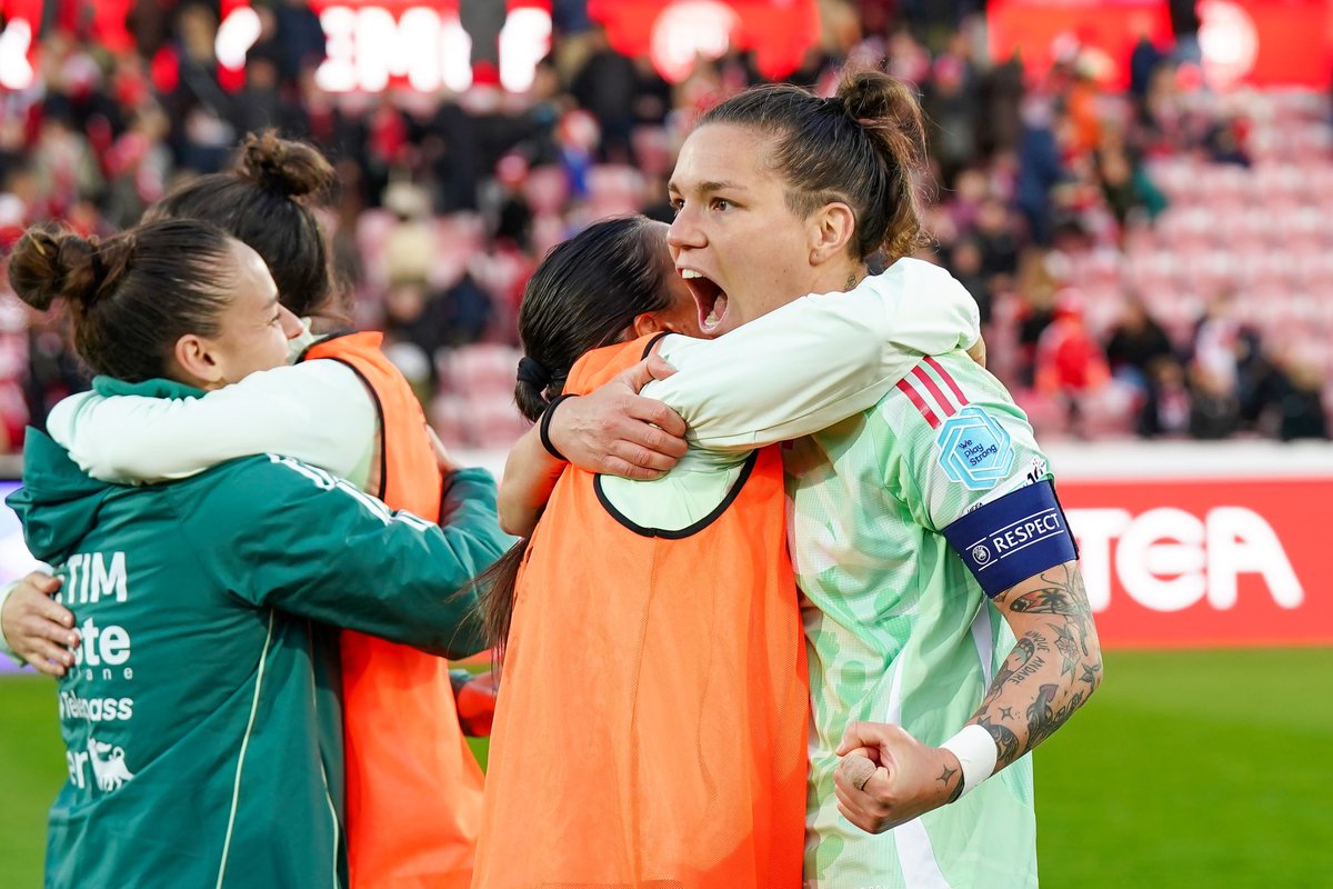Elena Linari (@elenalinari) on Twitter photo TANTA ROBA 💚🤍❤️
Orgogliosa di noi. <a href="/AzzurreFIGC/">Nazionale Femminile di Calcio</a>
#DanimarcaItalia 0-3 #forzaazzurre TANTA ROBA 💚🤍❤️
Orgogliosa di noi. <a href="/AzzurreFIGC/">Nazionale Femminile di Calcio</a>
#DanimarcaItalia 0-3 #forzaazzurre