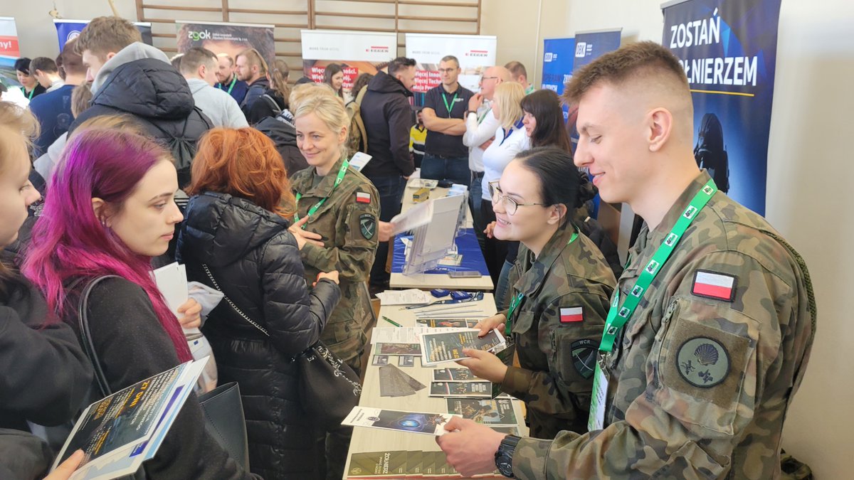 WCR_Olsztyn's tweet image. Nasz #MZR Mobilny Zespół Rekrutacyjny czeka na 🫵 Was wraz z Regionalnym Centrum Informatyki w Olsztynie podczas Targów Pracy w Zespole Szkół Budowlanych w Olsztynie do godziny 1️⃣3️⃣:0️⃣0️⃣‼️

@ZolnierzRP