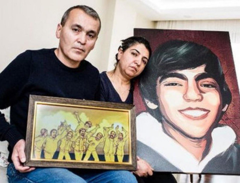 siyahsancakx's tweet photo. ⚪️ Berkin Elvan’ın anne ve babası hakkında “Cumhurbaşkanına hakaret” suçlamasıyla açılan davada, Gülsüm Elvan 11 ay 20 gün, Sami Elvan ise 1 yıl 2 ay 17 gün hapis cezasına çarptırıldı. (ANKA) https://t.co/fK6pzggFLw