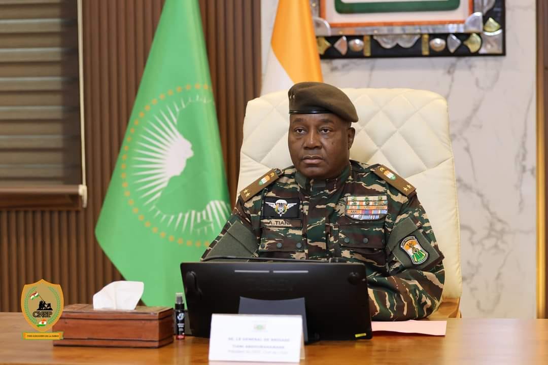 maliactu's tweet photo. Le #Haoussa devient langue nationale au #Niger : Un tournant historique pour l'identité culturelle !
Le Niger a fait un pas décisif vers la valorisation de ses langues locales avec la proclamation officielle du #Haoussa comme langue nationale, un décret récemment signé par le président. Le #français, jusqu'ici langue officielle, est désormais relégué au statut de langue de travail, une décision similaire à celle du #Mali. Ce changement fait partie de la charte de la refondation, adoptée le 26 mars 2025, qui introduit une nouvelle vision culturelle et institutionnelle pour le pays. Le Haoussa, étant la langue la plus parlée, est désormais au cœur de la politique linguistique du Niger, aux côtés de dix autres langues nationales.
Ce virage s'inscrit également dans une reconfiguration des alliances diplomatiques et culturelles, après le retrait du Niger de l'Organisation internationale de la Francophonie (OIF). L'objectif des autorités de transition est clair : renforcer l'identité nationale, valoriser les langues locales et réduire la dépendance vis-à-vis des anciennes puissances coloniales.
Que pensez-vous de cette décision historique ? Comment la place du Haoussa va-t-elle influencer la culture nigérienne ?
Partagez votre opinion en commentaires ! 🇳🇪🗣️
La Rédaction