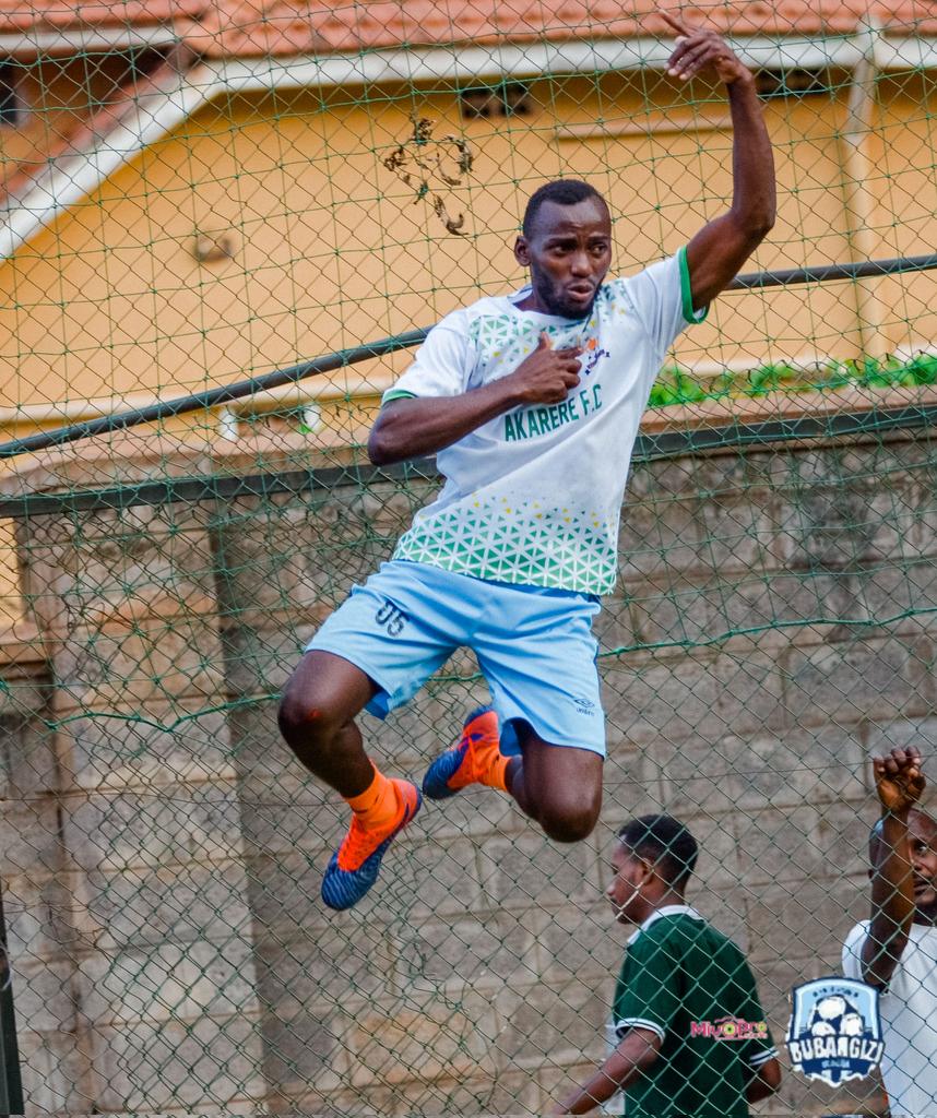 CriscentG's tweet image. Life in @BubzLeague has been very wonderful to me,joined @AkarereFC at the end of seasonI made it win its last two matches,played all the matches in @BubzLeagueSnII making it being the champions am nw planning to defend my trophy with @Rwekisigazifc the champions @BubzLeagueSnI.