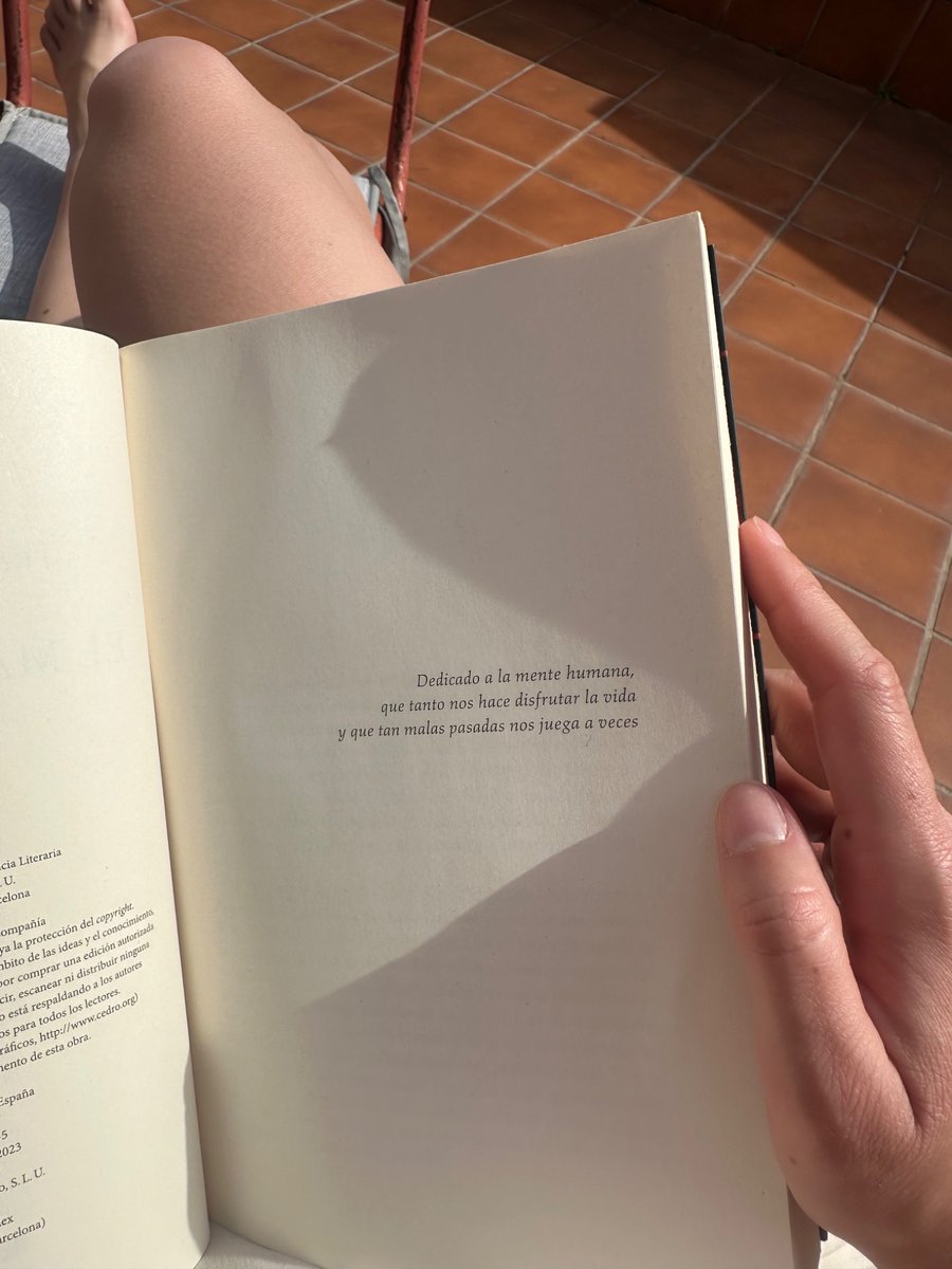 laurapaviatv's tweet image. Rayitos de sol y un libro. ¿Qué más? 📚☀️. #FreeTime #BooksLover #Relax #Madrid
