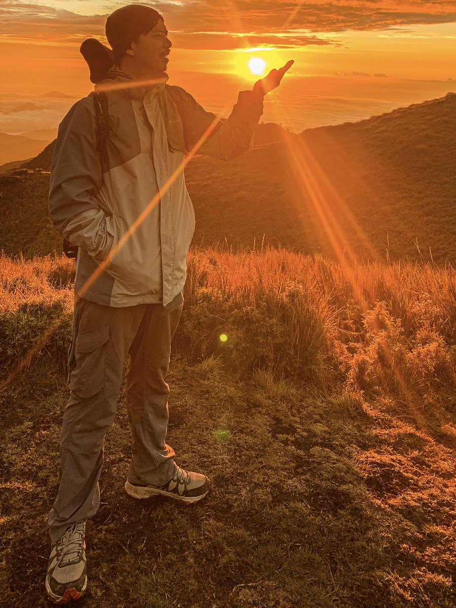 notty_romero's tweet photo. I rose through the dark.
At the summit, light broke me-
gold in every wound.
#Haiku #Pulag #Hiking
29 April 2024
Mt. Pulag https://t.co/AEW4jqnd9K