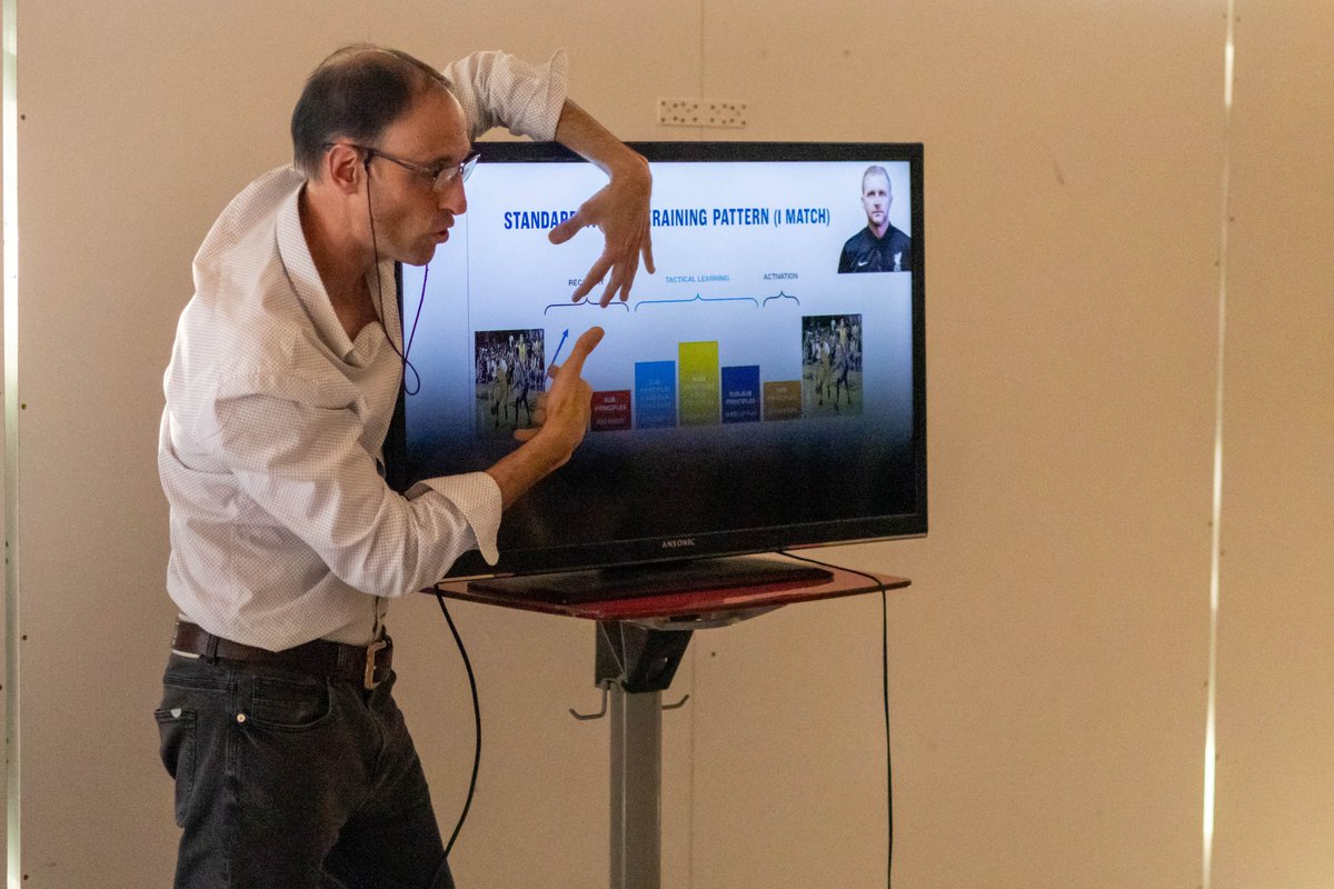 Ayer el primer equipo realizó una sesión sobre la importancia de la recuperación en el rendimiento 🧘‍♂️

La charla fue impartida por Julio Calleja, entrenador y preparador físico de deportistas de élite como Serge Ibaka, Sergio Rodríguez o Willy Hernangómez 🏀

#PrimeraFEB