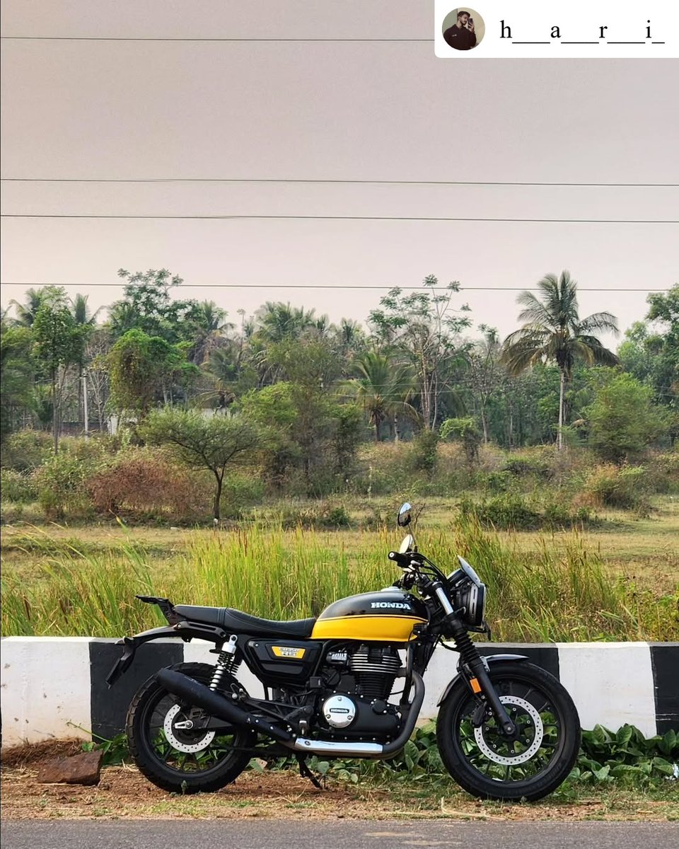 BigWingIndia's tweet photo. #Repost from @h___a___r___i_
Golden hour, winding roads, and the CB350RS—some journeys are made for sunsets. 🌅🏍️
#HondaBigWing #CB350RS #MYCBMYWay #LiveYourStories #BigBikes #Motorcycles #BigWingIndia https://t.co/waoID2D2Ij
