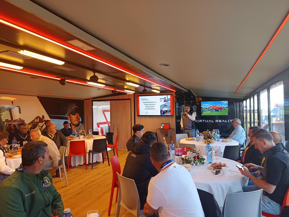 edit_agricola's tweet photo. #MFeXperience
📍Revista #Agricultura está presente en el Massey Ferguson Xperience Tour en la provincia de Ciudad Real.
👉 Álvaro Barroso, responsable de Ventas de @MF_Spain, nos da la bienvenida al evento.
👉 Rafael Millán, de Centro Tractor, concesionario de Massey Ferguson para Ciudad Real y Cuenca; resalta la diversidad de oferta de la marca y la proximidad con el cliente, que son seña de identidad de Massey Ferguson.