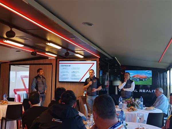 edit_agricola's tweet photo. #MFeXperience
📍Revista #Agricultura está presente en el Massey Ferguson Xperience Tour en la provincia de Ciudad Real.
👉 Álvaro Barroso, responsable de Ventas de @MF_Spain, nos da la bienvenida al evento.
👉 Rafael Millán, de Centro Tractor, concesionario de Massey Ferguson para Ciudad Real y Cuenca; resalta la diversidad de oferta de la marca y la proximidad con el cliente, que son seña de identidad de Massey Ferguson.