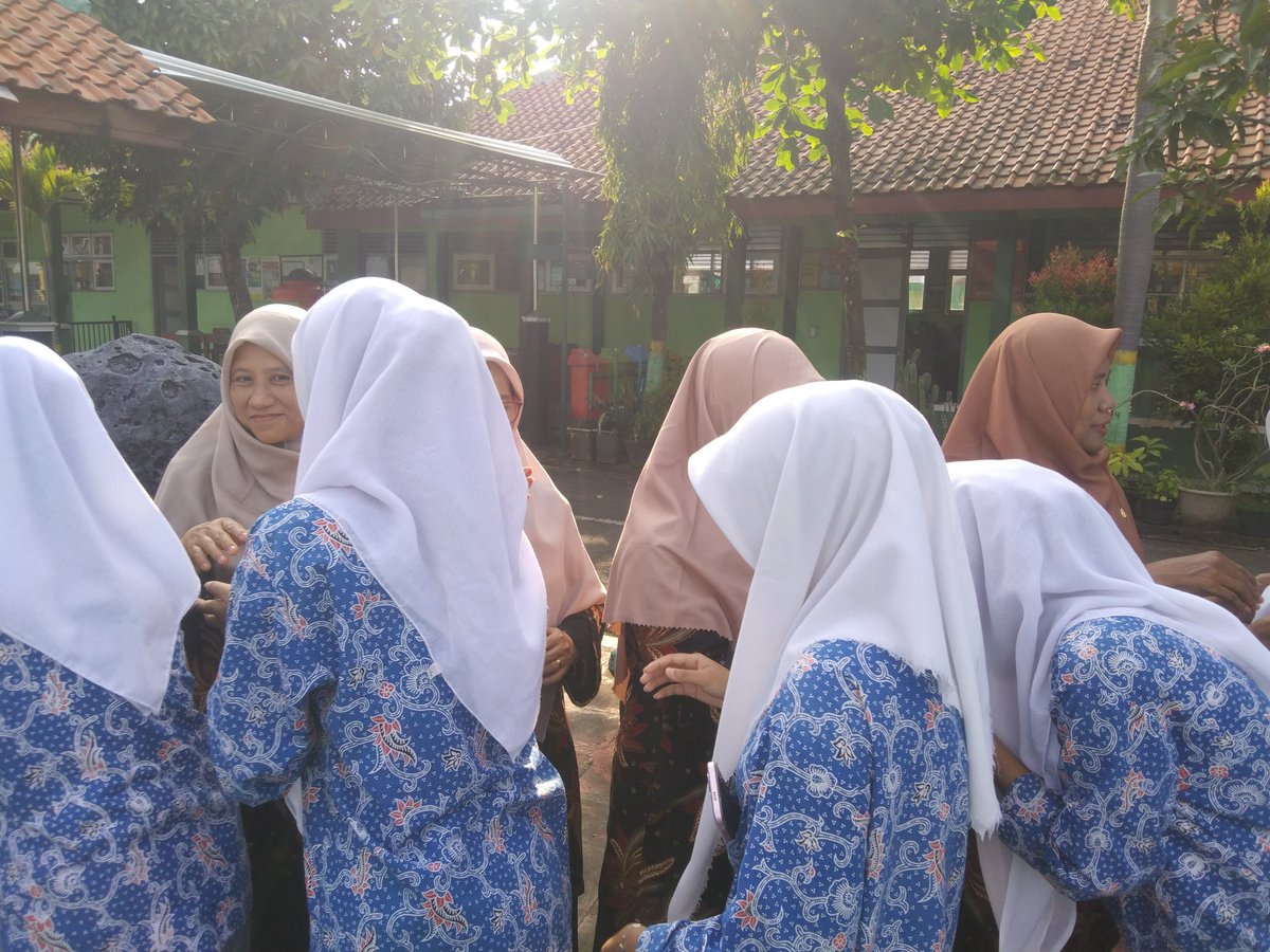 BatangOsis's tweet photo. MAN Batang mengadakan kegiatan apel pagi dan halal bihalal dengan bersalam-salaman terhadap seluruh warga MAN Batang.

Dengan Mauidhoh hasanah perwakilan dewan guru. Juga seluruh OSMAN mohon maaf atas semuanya yang telah menyingung guru, tendik, teman-teman. Mohon dimaafkan yaa😊 https://t.co/Ui7Trk0BxV