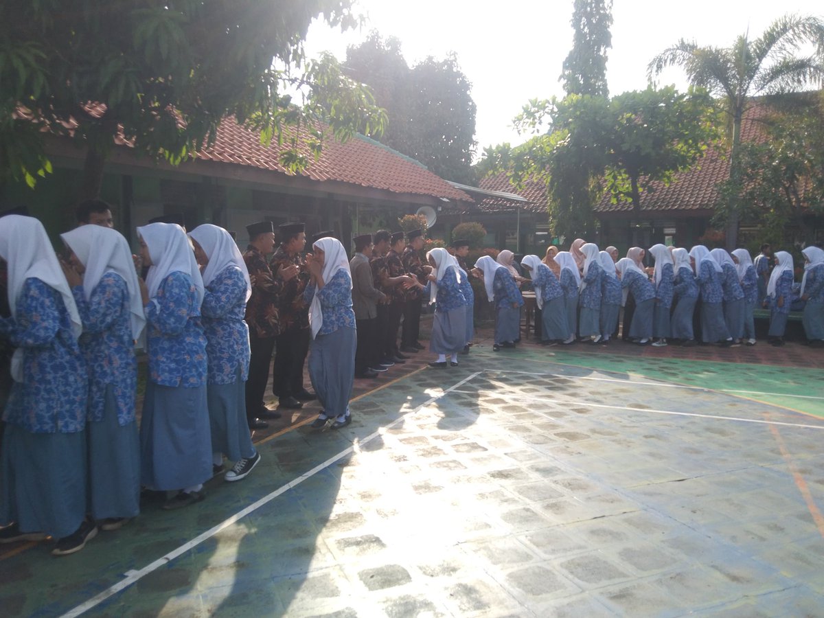 BatangOsis's tweet photo. MAN Batang mengadakan kegiatan apel pagi dan halal bihalal dengan bersalam-salaman terhadap seluruh warga MAN Batang.

Dengan Mauidhoh hasanah perwakilan dewan guru. Juga seluruh OSMAN mohon maaf atas semuanya yang telah menyingung guru, tendik, teman-teman. Mohon dimaafkan yaa😊 https://t.co/Ui7Trk0BxV