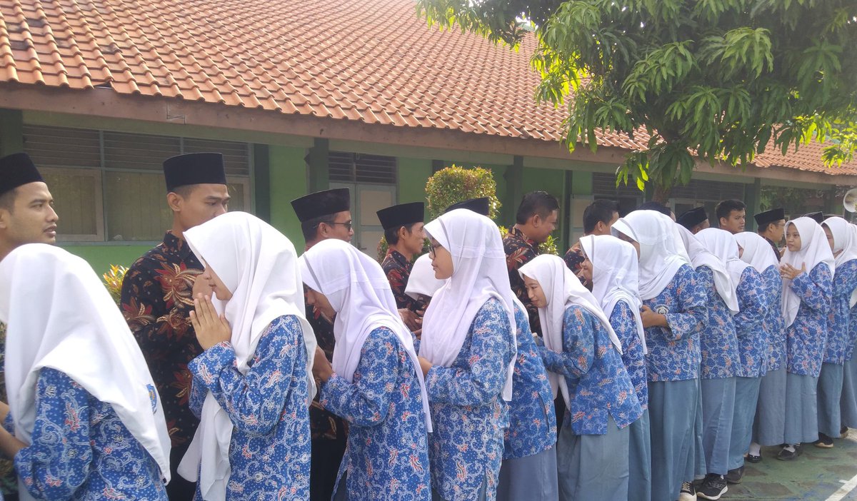 BatangOsis's tweet photo. MAN Batang mengadakan kegiatan apel pagi dan halal bihalal dengan bersalam-salaman terhadap seluruh warga MAN Batang.

Dengan Mauidhoh hasanah perwakilan dewan guru. Juga seluruh OSMAN mohon maaf atas semuanya yang telah menyingung guru, tendik, teman-teman. Mohon dimaafkan yaa😊 https://t.co/Ui7Trk0BxV