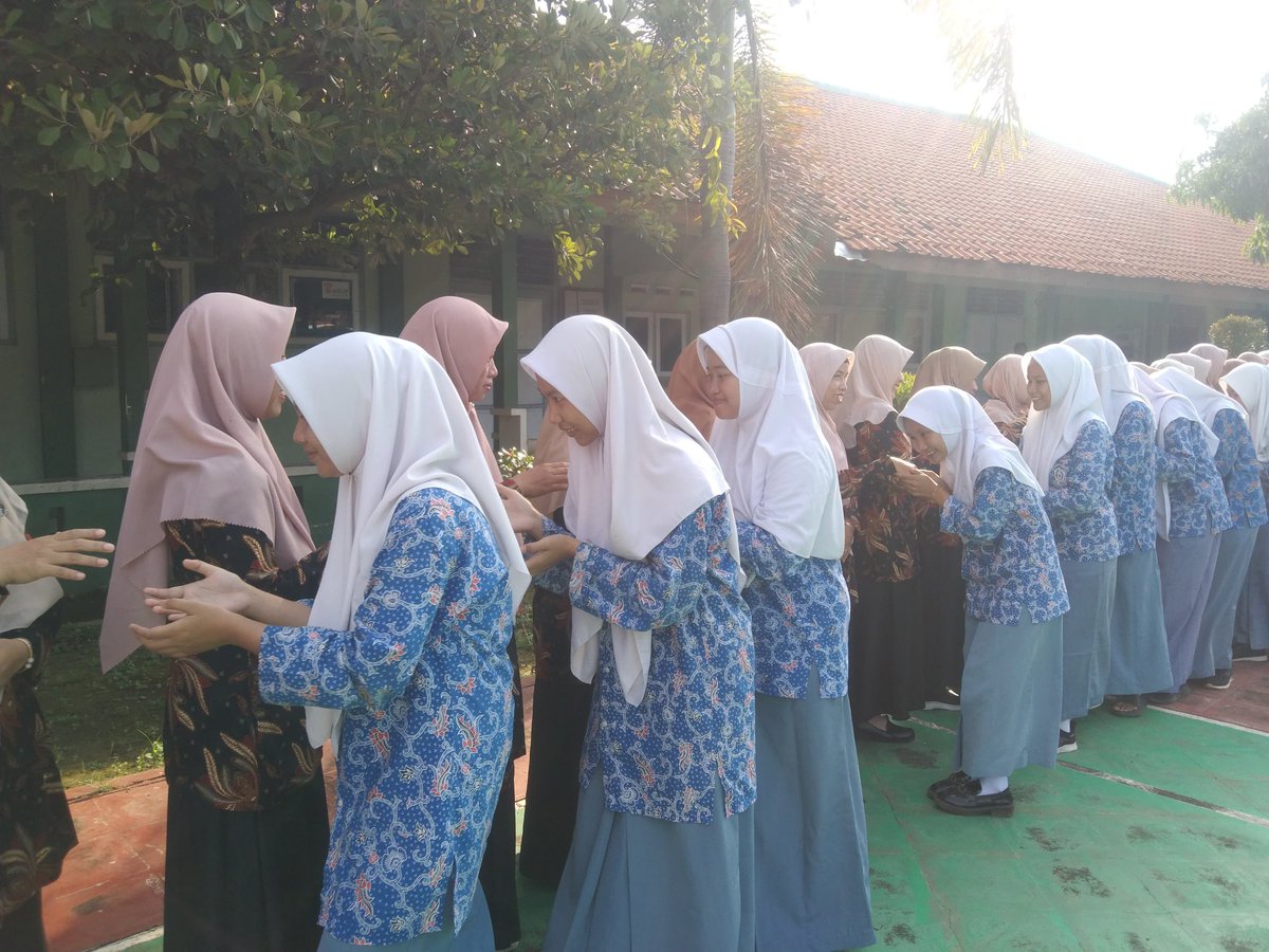 BatangOsis's tweet photo. MAN Batang mengadakan kegiatan apel pagi dan halal bihalal dengan bersalam-salaman terhadap seluruh warga MAN Batang.

Dengan Mauidhoh hasanah perwakilan dewan guru. Juga seluruh OSMAN mohon maaf atas semuanya yang telah menyingung guru, tendik, teman-teman. Mohon dimaafkan yaa😊 https://t.co/Ui7Trk0BxV