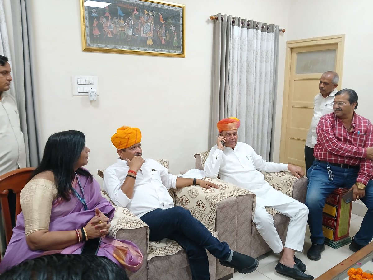 JogarampatelMLA's tweet photo. पत्रकारों के लंबित आवासीय भूखंड प्रकरण के संबंध में मंत्रिमंडल उपसमिति की बैठक में सकारात्मक निस्तारण के पश्चात जोधपुर आगमन पर जोधपुर प्रेस क्लब द्वारा सर्किट हाउस में आत्मीय स्वागत किया गया।

इस अवसर पर प्रेस क्लब अध्यक्ष श्री अजय अस्थाना जी, सचिव श्री शिव प्रकाश पुरोहित जी सहित अनेक सम्मानित पत्रकार साथी उपस्थित रहे। सभी ने एक स्वर में मुख्यमंत्री श्री भजनलाल शर्मा जी के नेतृत्व वाली राज्य सरकार के प्रति आभार व्यक्त किया।

#MlaLuni #JogaramPatel #Luni

@BJP4Rajasthan @BJP4India @RajGovOfficial @RajCMO @BhajanlalBjp @madanrrathore @DrPremBairwa @KumariDiya @gssjodhpur @DIPRRajasthan