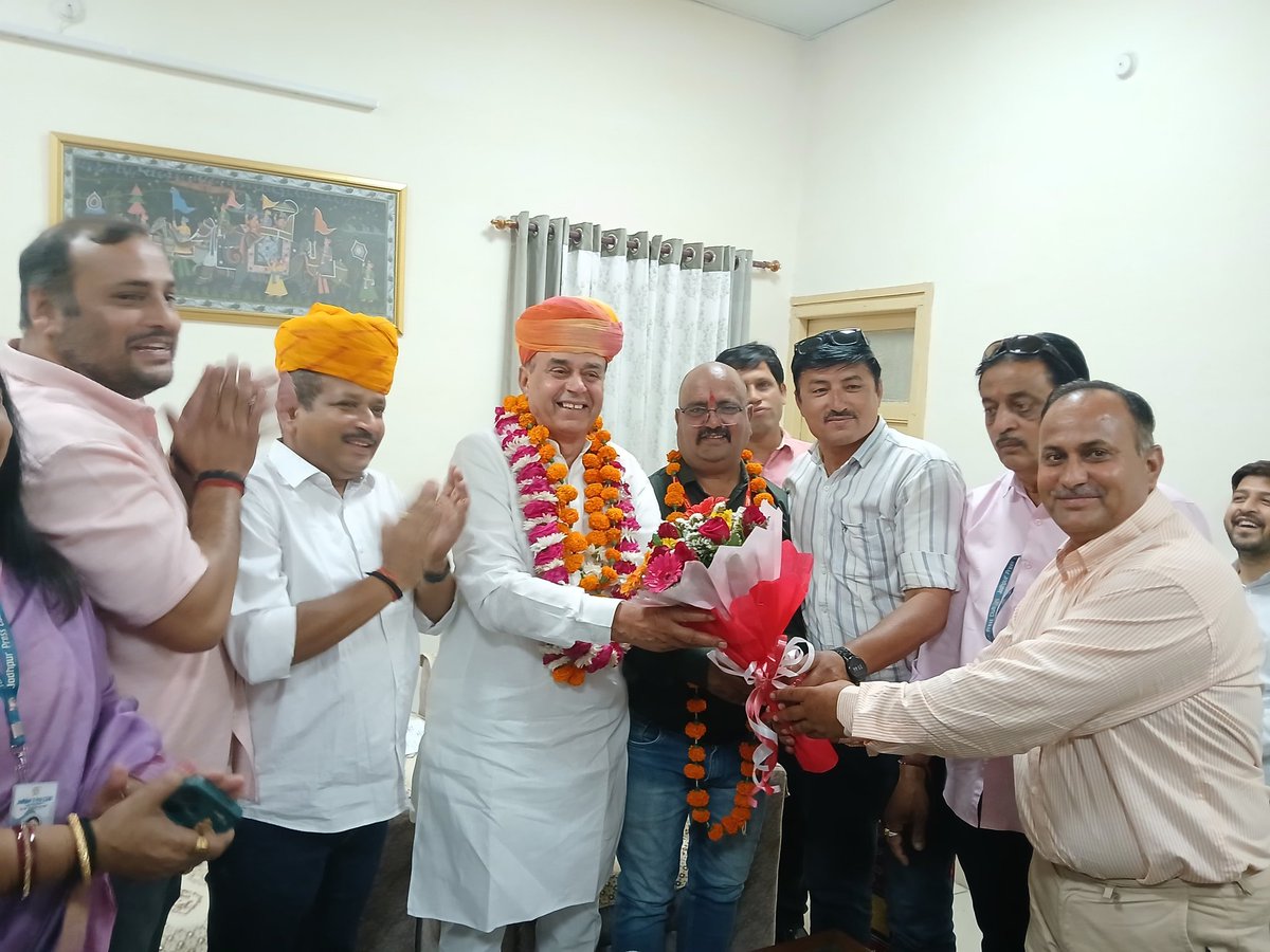 JogarampatelMLA's tweet photo. पत्रकारों के लंबित आवासीय भूखंड प्रकरण के संबंध में मंत्रिमंडल उपसमिति की बैठक में सकारात्मक निस्तारण के पश्चात जोधपुर आगमन पर जोधपुर प्रेस क्लब द्वारा सर्किट हाउस में आत्मीय स्वागत किया गया।

इस अवसर पर प्रेस क्लब अध्यक्ष श्री अजय अस्थाना जी, सचिव श्री शिव प्रकाश पुरोहित जी सहित अनेक सम्मानित पत्रकार साथी उपस्थित रहे। सभी ने एक स्वर में मुख्यमंत्री श्री भजनलाल शर्मा जी के नेतृत्व वाली राज्य सरकार के प्रति आभार व्यक्त किया।

#MlaLuni #JogaramPatel #Luni

@BJP4Rajasthan @BJP4India @RajGovOfficial @RajCMO @BhajanlalBjp @madanrrathore @DrPremBairwa @KumariDiya @gssjodhpur @DIPRRajasthan