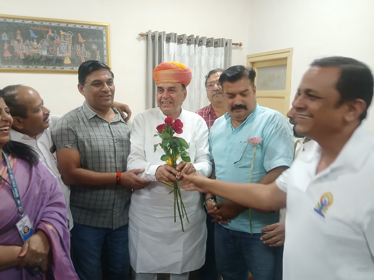 JogarampatelMLA's tweet photo. पत्रकारों के लंबित आवासीय भूखंड प्रकरण के संबंध में मंत्रिमंडल उपसमिति की बैठक में सकारात्मक निस्तारण के पश्चात जोधपुर आगमन पर जोधपुर प्रेस क्लब द्वारा सर्किट हाउस में आत्मीय स्वागत किया गया।

इस अवसर पर प्रेस क्लब अध्यक्ष श्री अजय अस्थाना जी, सचिव श्री शिव प्रकाश पुरोहित जी सहित अनेक सम्मानित पत्रकार साथी उपस्थित रहे। सभी ने एक स्वर में मुख्यमंत्री श्री भजनलाल शर्मा जी के नेतृत्व वाली राज्य सरकार के प्रति आभार व्यक्त किया।

#MlaLuni #JogaramPatel #Luni

@BJP4Rajasthan @BJP4India @RajGovOfficial @RajCMO @BhajanlalBjp @madanrrathore @DrPremBairwa @KumariDiya @gssjodhpur @DIPRRajasthan