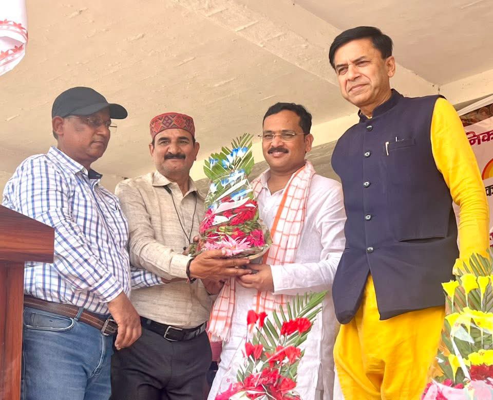 mlasurendra's tweet photo. आज दैनिक जागरण समाचार पत्र गोरखपुर (देवरिया) के 50 वर्ष पूर्ण होने के उपलक्ष्य में #जागरण_कार_रैली के देवरिया आगमन पर #देवरिया के रविन्द्र किशोर शाही स्पोर्ट्स स्टेडियम में आयोजित कार्यक्रम में https://t.co/TRe3ApZDxG