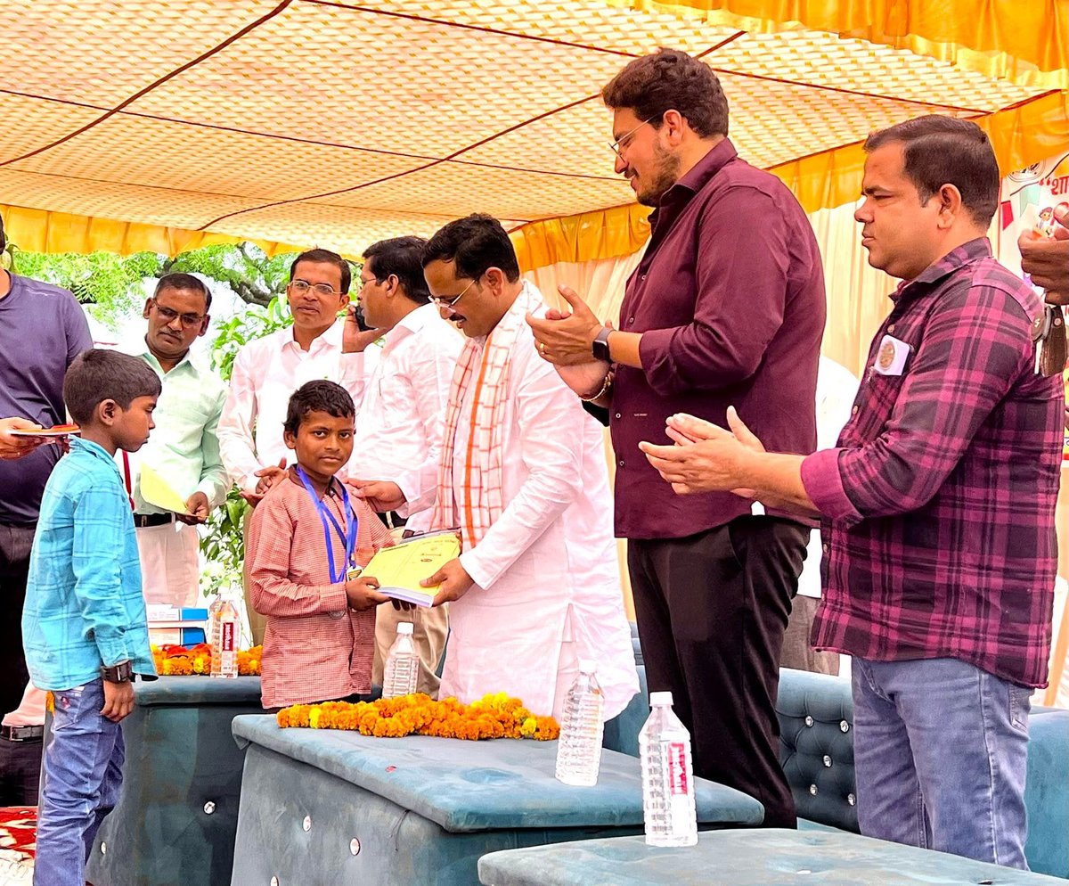 mlasurendra's tweet photo. आज दैनिक जागरण समाचार पत्र गोरखपुर (देवरिया) के 50 वर्ष पूर्ण होने के उपलक्ष्य में #जागरण_कार_रैली के देवरिया आगमन पर #देवरिया के रविन्द्र किशोर शाही स्पोर्ट्स स्टेडियम में आयोजित कार्यक्रम में https://t.co/TRe3ApZDxG