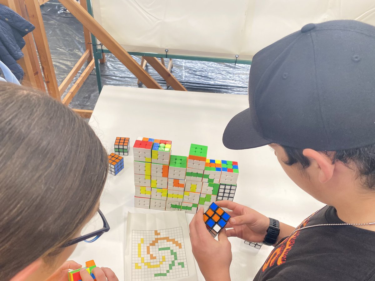 En la Feria de Navia mostrando alguno de nuestros trabajos. El logo con cubos de rubick