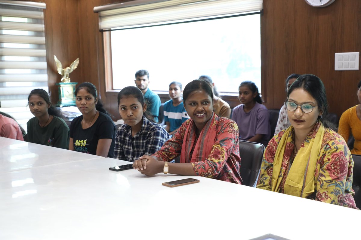 dpradhanbjp's tweet photo. Delighted to meet young mountaineers from Odisha along with Shri Jogabyasa Bhoi. It was a pleasure to interact with them and know more about their mountaineering expeditions as well as their passion for adventure sports. Their sense of purpose, dedication and grit was truly amazing. 

An internationally acclaimed mountaineer and a teacher by profession, Jogabyasa ji has been training climbing enthusiasts in and around Kalahandi district and helping budding mountaineers scale new peaks. Appreciate his dedication to share his expertise and provide the right training to those passionate about mountaineering without any cost. Encouraged Jogabyasa ji to build mountaineering clubs across Odisha. Have assured him of the required support in developing a strong mountaineering culture and facilities in Odisha.