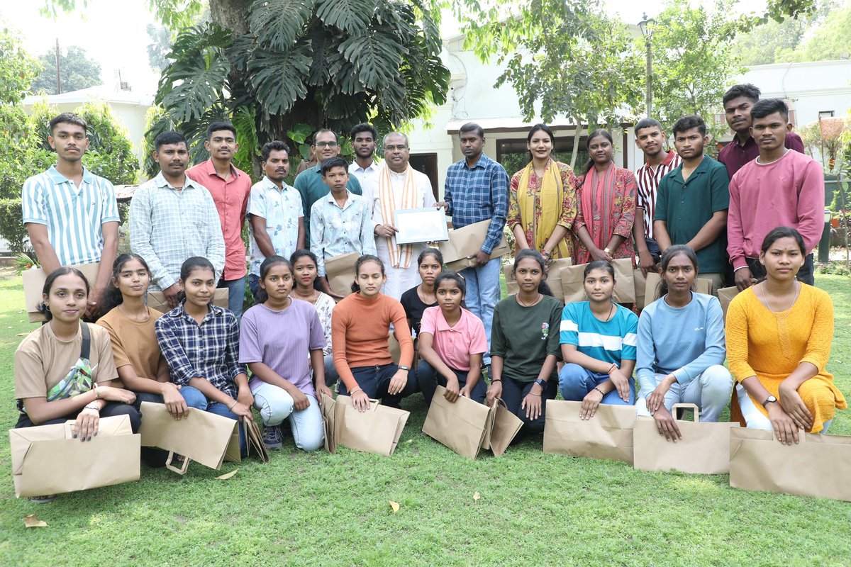 dpradhanbjp's tweet photo. Delighted to meet young mountaineers from Odisha along with Shri Jogabyasa Bhoi. It was a pleasure to interact with them and know more about their mountaineering expeditions as well as their passion for adventure sports. Their sense of purpose, dedication and grit was truly amazing. 

An internationally acclaimed mountaineer and a teacher by profession, Jogabyasa ji has been training climbing enthusiasts in and around Kalahandi district and helping budding mountaineers scale new peaks. Appreciate his dedication to share his expertise and provide the right training to those passionate about mountaineering without any cost. Encouraged Jogabyasa ji to build mountaineering clubs across Odisha. Have assured him of the required support in developing a strong mountaineering culture and facilities in Odisha.