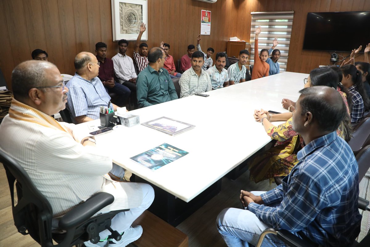 dpradhanbjp's tweet photo. Delighted to meet young mountaineers from Odisha along with Shri Jogabyasa Bhoi. It was a pleasure to interact with them and know more about their mountaineering expeditions as well as their passion for adventure sports. Their sense of purpose, dedication and grit was truly amazing. 

An internationally acclaimed mountaineer and a teacher by profession, Jogabyasa ji has been training climbing enthusiasts in and around Kalahandi district and helping budding mountaineers scale new peaks. Appreciate his dedication to share his expertise and provide the right training to those passionate about mountaineering without any cost. Encouraged Jogabyasa ji to build mountaineering clubs across Odisha. Have assured him of the required support in developing a strong mountaineering culture and facilities in Odisha.
