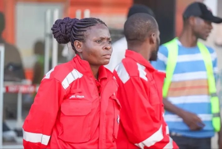 krcs_mombasa's tweet photo. Kenya Red Cross response team on the ground, prepared for any emergencies and ready to assist in Mombasa.
 #KenyaRedCross #EmergencyResponse #Mombasa #DisasterPreparedness #ReadyToAssist https://t.co/X2w91vEmy4