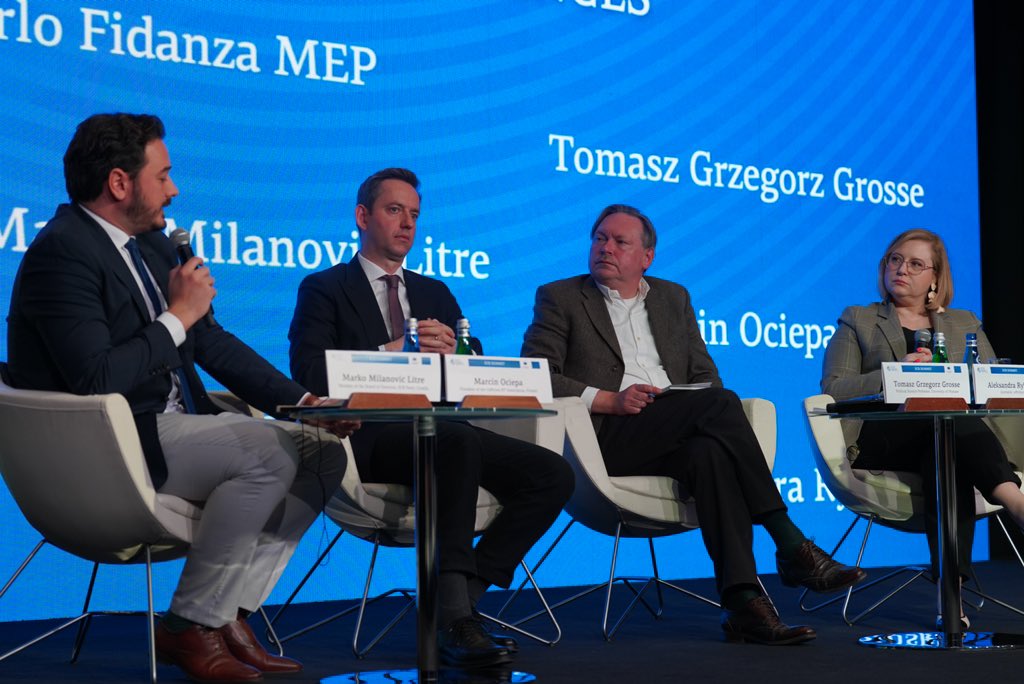ECR Group in the CoR (@ecr_cor) on Twitter photo Our first panel discussion on Shock-proofing European regions amid security and geopolitical challenges is undergoing with @antonellasberna, <a href="/FidanzaCarlo/">Carlo Fidanza ن</a>, <a href="/MarcinOciepa/">Marcin Ociepa</a>, <a href="/weimers/">Charlie Weimers MEP 🇸🇪</a> <a href="/mmlitre/">Marko Milanović Litre</a> and Prof. Tomasz Grosse, moderated by <a href="/ARybinska/">Aleksandra Rybinska</a> Our first panel discussion on Shock-proofing European regions amid security and geopolitical challenges is undergoing with @antonellasberna, <a href="/FidanzaCarlo/">Carlo Fidanza ن</a>, <a href="/MarcinOciepa/">Marcin Ociepa</a>, <a href="/weimers/">Charlie Weimers MEP 🇸🇪</a> <a href="/mmlitre/">Marko Milanović Litre</a> and Prof. Tomasz Grosse, moderated by <a href="/ARybinska/">Aleksandra Rybinska</a>