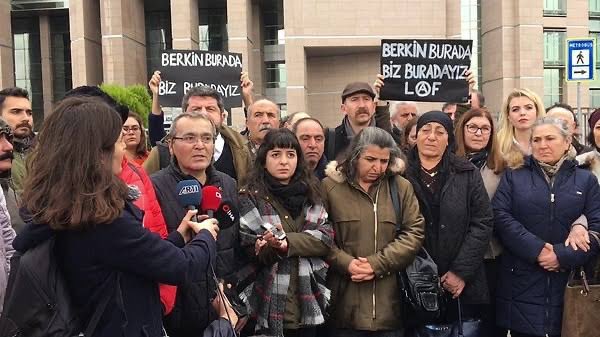 FurkannKarabay's tweet photo. BERKİN ELVAN’IN ANNE VE BABASINA HAPİS CEZASI

Gezi Parkı direnişi sırasında İstanbul Okmeydanı'nda polisin attığı gaz kapsülünün başına isabet etmesiyle yaşamını yitiren 15 yaşındaki Berkin Elvan’ın annesi Gülsüm Elvan’a "cumhurbaşkanına hakaret" suçundan 11 ay 20 gün, baba Sami Elvan'a da 1 yıl 2 ay 17 gün hapis cezası verildi.

📌İstanbul 43. Asliye Ceza Mahkemesi'nde görülen duruşmada, 'Cumhurbaşkanına hakaret' iddiasıyla yargılanan Gülsüm ile Sami Elvan ve avukatları hazır bulundu.

📌Son savunması alınan Gülsüm Elvan, “Recep Tayyip Erdoğan, konuşurken çocuğumu hatırlıyor musun? Ethem Sarısülük’ü hatırlıyor musun? Ali İsmail’i hatırlıyor musun? Bunları, beni meydanlarda nasıl yuhaladığını hatırlıyor musun? Ben unutmuyorum. 11 yıl oldu ben çocuğuma hasretim. Benim çocuğum ne yaptı? Daha 14 yaşındaydı” dedi.

📌Sami Elvan ise “Bizim yedi yıldır çektiğimizi bilen var mı? Sonunuz geldi unutmayın. Umarım ben o günleri görürüm. Ben nasıl şu koskoca boş sarayda adalet diye haykırıyorsam sizler benden beter olacaksınız” diye konuştu.

📌10. kez hakim karşısına çıkan Gülsüm ve Sami Elvan’ın, beyanlarının ifade özgürlüğü kapsamında olmadığını iddia eden savcı,  "cumhurbaşkanına hakaret" suçundan hapis cezası talep etti.

📌Gülsüm Elvan'a 11 ay 20 gün, Sami Elvan'a da 1 yıl 2 ay 17 gün hapis cezası veren mahkeme, hükmün açıklanmasının geri bırakılmasına karar verdi.

Ne olmuştu?

📌İstanbul Cumhuriyet Başsavcılığı tarafından 6 Eylül 2021 tarihinde yazılan iddianamede, Sami Elvan’ın 23 Eylül 2020’de, Gülsüm Elvan ve Sami Elvan’ın 29 Ocak 2021’de Çağlayan Adliyesi’nde yapılan duruşmalar sonrası açıklamaları cumhurbaşkanına hakarete gerekçe gösterilmişti.

📌Sami Elvan, 23 Eylül 2020’deki konuşmasında dönemin başbakanı Recep Tayyip Erdoğan’ın sözlerini hatırlatarak şunları söylemişti:

"Bizim asıl katilimizin dönemin başbakanı, şu dönemde cumhurbaşkanı olan kişidir. Biz bundan biliyoruz çünkü kendisi ‘Emri ben verdim, benim polisim destan yazdı’ demiştir. Ben mahkeme salonunda haykırdım, yine burada da söylüyorum. Hiç korkum yok. Yedi buçuk yıl oldu aşağı yukarı, yedi buçuk yıldır ben yaşayan bir ölüyüm ve benim gibi insanlar yaşayan ölü olmasın diye ben bu haykırışları yapmaya devam edeceğim. İsterlerse beni burada assınlar hiç umurumda bile değil ama şu gerçeği kimse inkar edemez: Benim çocuğumun katili dönemin başbakanı şimdi cumhurbaşkanı olan kişidir, söyleyeceklerim bu kadar."

📌Gülsüm Elvan, 29 Ocak 2021’deki konuşmasında Erdoğan’ın 2014’te bir mitingde kendisini yuhalatmasını hatırlatmıştı:

"Evet, Yasin de küçüktü biz onun için de şey yaptık. Fakat Yasin’in katili, vuran kişi, ağırlaştırılmış yedi kere müebbet ve yanındaki üç kişiye de müebbet. Bizim çocuklarımızın katili halen yargılanmazken peki Recep Tayyip Erdoğan, konuşurken çocuğumu hatırlıyor musun? Ethem Sarısülük’ü hatırlıyor musun? Ali İsmail’i hatırlıyor musun? Ahmet Atakan’ı, hala soruşturması açılmamış hatırlıyor musun? Medeni’yi hatırlıyor musun? Mehmet’i mi hatırlıyorsun, Hasan Ferit’i mi? Onlarca kişinin gözünü çıkardın hatırlıyor musun? Bunları, beni nasıl meydanlarda yuhaladığını hatırlıyor musun? Tekrar söylüyorum, bu kadar aciz ki bir anneyi dahi meydanlarda yuhaladın. Ben unutmuyorum Recep Tayyip Erdoğan… Önce bunları hatırlayın ondan sonra konuşun. Ama ben her çıktığımda bunu hatırlatacağım ona. ‘Bunlar çocuk katili’ dediği zaman ben çocuğumu ona hatırlatırım. Benim çocuğum da çocuktu. Daha 14 yaşındaydı, vurduğunuzda 14 yaşındaydı. Çocuğum kendi başına bile banyo yapamazken ben ona yaptırıyordum. Terörist oldu. Sizden ala terörist mi var? Ben çocuğumu istiyorum Recep Tayyip Erdoğan, emir vererek benden aldığın gibi ver çocuğumu, ben çocuğumu istiyorum."