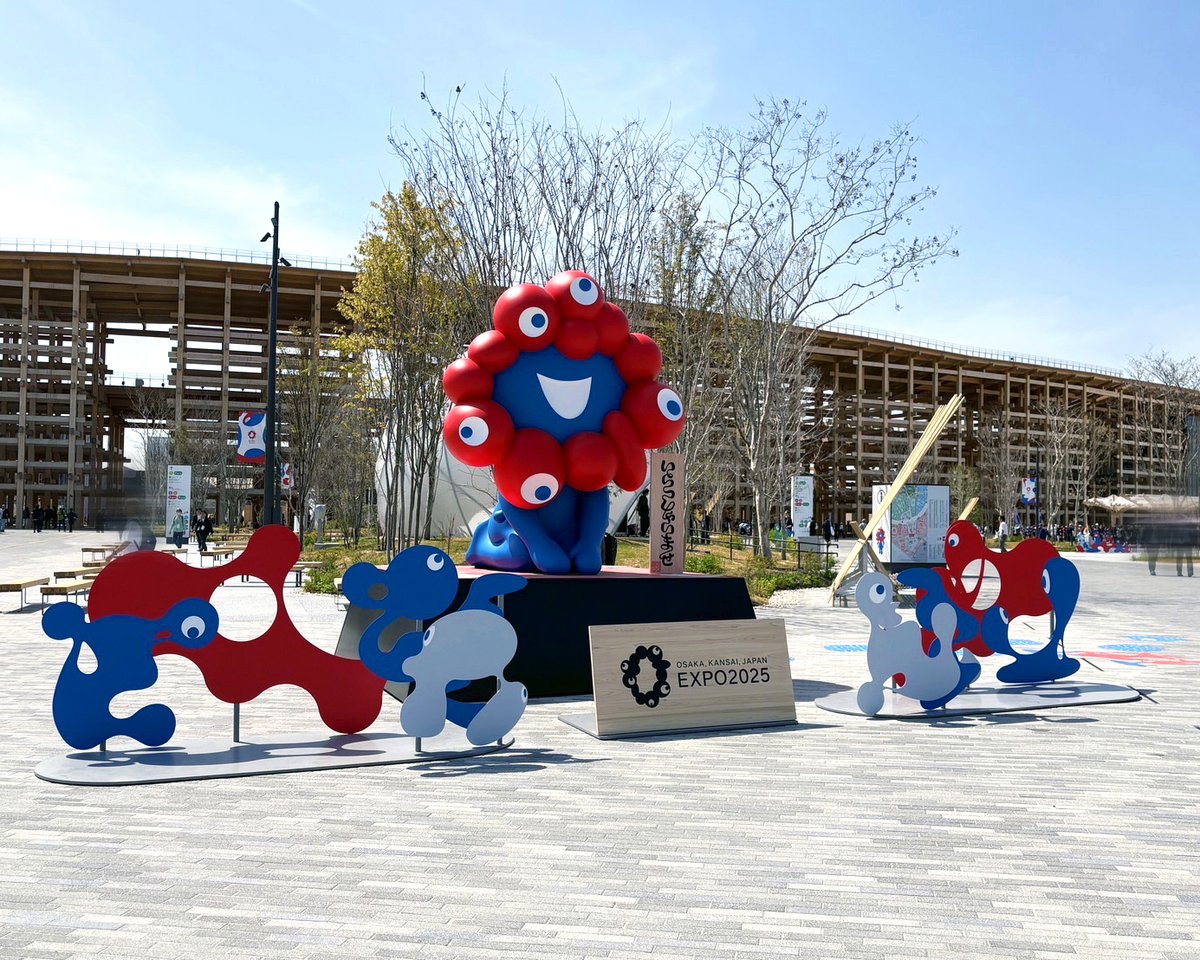 大阪・関西万博 大屋根リング前で正座で迎えてくれたミャクミャク像は