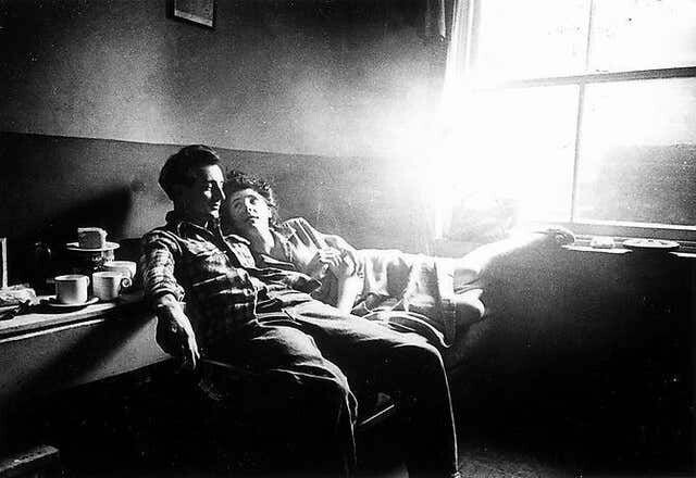 literlandweb1's tweet photo. "Amar es admirar con el corazón. Admirar es amar con la mente".
Théophile Gautier
📷Bert Hardy https://t.co/42rQtorL6S