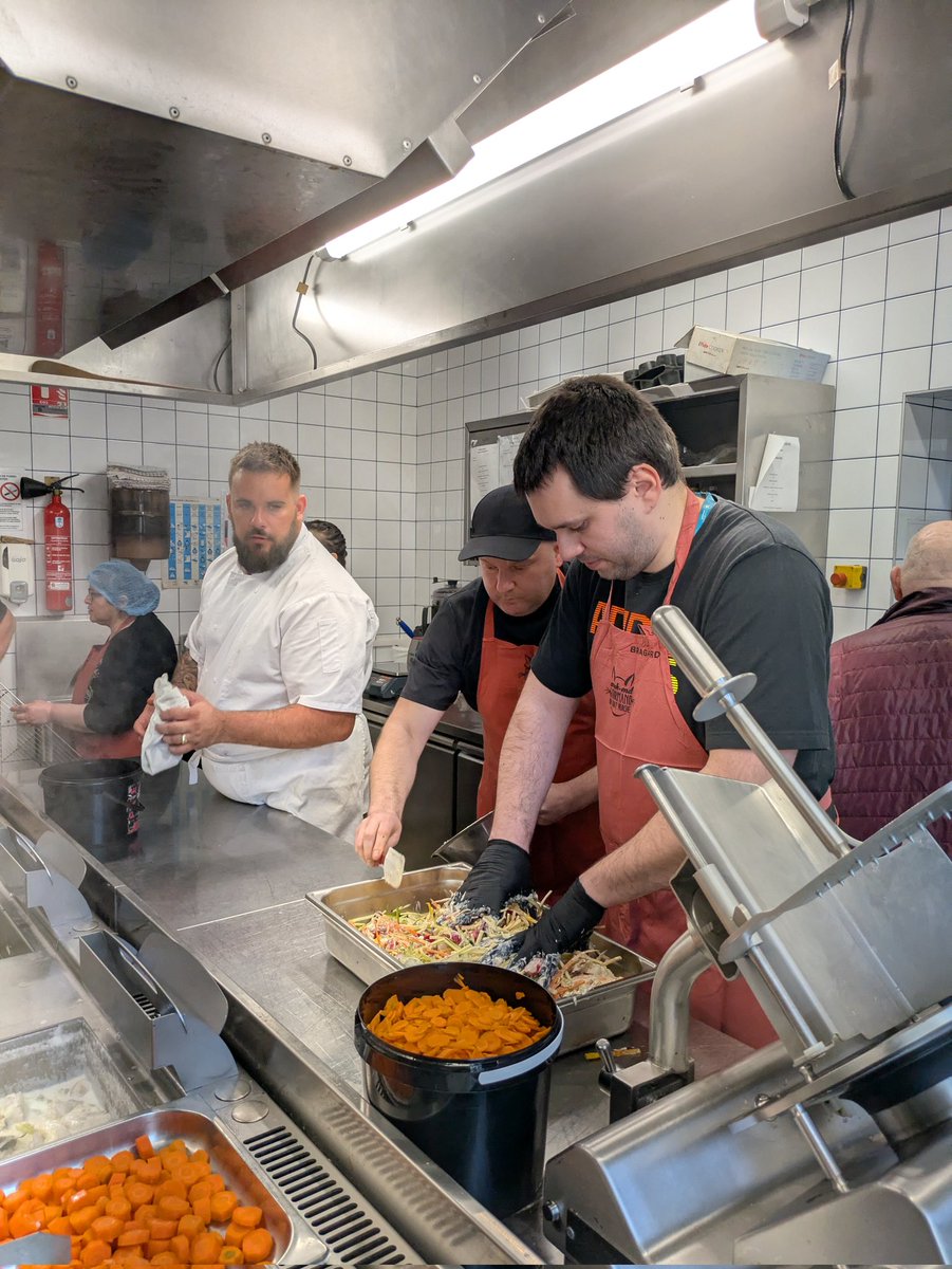 Nouveau restaurant éphémère à Lons le Saunier au restaurant de l'Hôtel du Parc. Dix demandeurs d’emploi s'activent en cuisine et à la mise en place du service pour partager le déjeuner avec  les restaurateurs... Recrutements à la clé ! Avec <a href="/FranceTravail/">France Travail</a> et <a href="/UMIH_France/">UMIH</a>