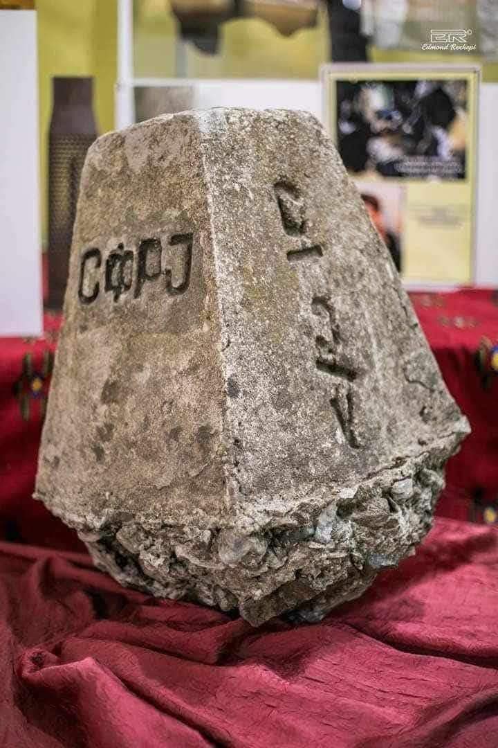noraleonora94's tweet photo. This boundary stone, from the peaks of Koshare, was brought to Ferizaj by the fighters of the Kosova🇽🇰 Liberation Army (UÇK)🇦🇱 of the 138th Agim Ramadani Brigade

A stone preserved in the Civic Museum, as a testimony to the pain and suffering of the Albanians in Kosova and Albania.

Separated unjustly from each other!💔