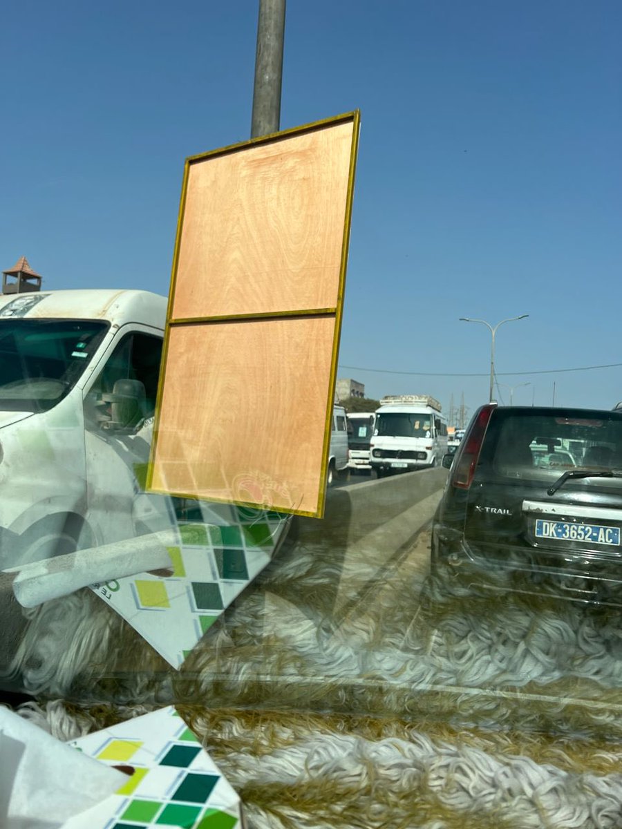 Mollaoumar's tweet photo. un panneau publicitaire appartenant à la société @YasSenegal s’est partiellement détaché et a frappé mon pare-brise, provoquant d’importants dommages matériels. Heureusement, l’incident n’a pas entraîné de blessure, mais il aurait pu avoir des conséquences bien plus graves. https://t.co/cQDHkAikyp
