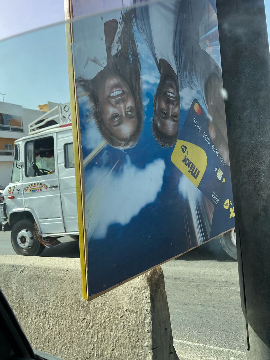 Mollaoumar's tweet photo. un panneau publicitaire appartenant à la société @YasSenegal s’est partiellement détaché et a frappé mon pare-brise, provoquant d’importants dommages matériels. Heureusement, l’incident n’a pas entraîné de blessure, mais il aurait pu avoir des conséquences bien plus graves. https://t.co/cQDHkAikyp