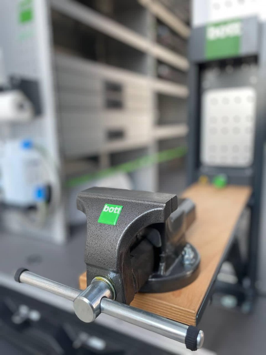 Van racking with bott vario3! 🚐✨

This Mercedes Sprinter has been transformed into a fully functional mobile workshop with a smart and efficient racking setup.

🔹On the left-hand side, there’s a practical shelving unit equipped with a water canister, soap dispenser, paper roll