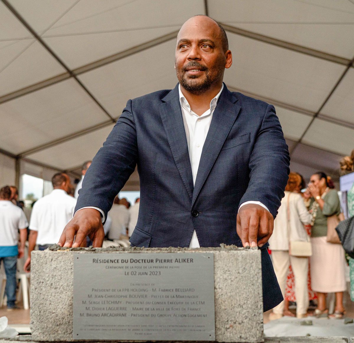 outremers360's tweet photo. #Martinique : Fabrice Belliard, un #entrepreneur engagé pour le #logementdurable
➡️https://t.co/PlW7AM1shB
➡️ Fabrice Belliard, dirigeant de #FPBHolding et Président de la Fondation Aimé Césaire, est profondément enraciné dans son identité martiniquaise. Après ses études, il fait le choix de revenir en Martinique pour prendre la tête de plusieurs entreprises familiales. En 2023, il est nommé chevalier de la Légion d'honneur. Aujourd'hui, il se concentre principalement sur ses projets, notamment dans le secteur du logement, qu’il mène avec conviction, au service de l’intérêt général. Influencé par son père, entrepreneur martiniquais, Fabrice Belliard souhaite incarner des valeurs fortes de responsabilité, d’éthique et de sens. À travers ses projets, il cherche à créer des espaces de vie dignes et réfléchis : « Parfois, on me reproche de trop soigner les détails, mais pour moi, chaque lieu doit avoir du sens, il doit refléter du respect pour ceux qui l’habitent. »
