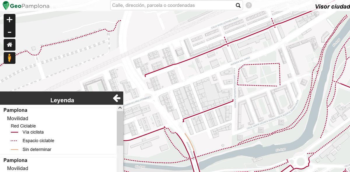 jon4ander's tweet photo. @Pamplona_ayto apoyáis el transporte en bici pero San Jorge sigue teniendo los carriles inconexos teniendo de las rotondas con mayor tráfico. Os pongo en verde una opción de como solucionar este problema que no es necesario crea carril, basta con poner espacio ciclable https://t.co/GfC669BtfK