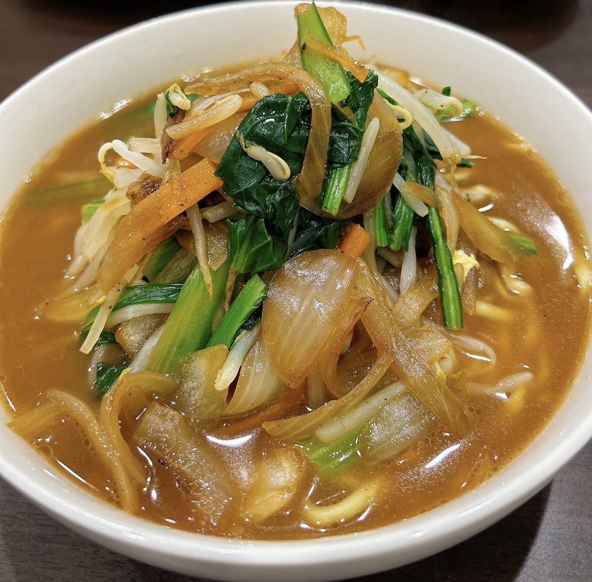 妻が作る夜ご飯(*´∀`｡*)

🍜野菜特盛ラーメン🍜

麺はどこいった？
って感じの野菜爆盛りのラーメン🤣
激うまだった🤤

＃おうちごはん
＃晩御飯
＃飯テロ