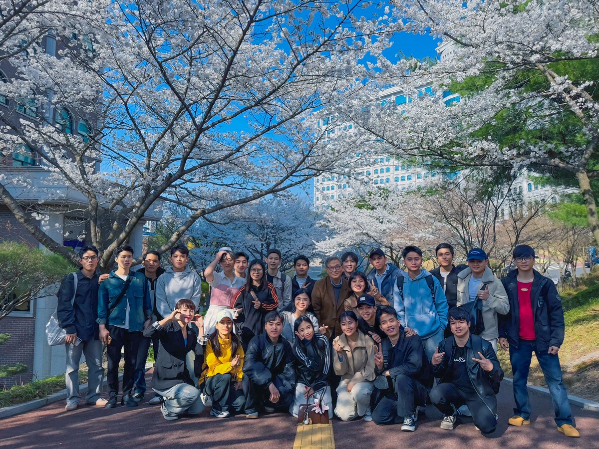 DUC381z's tweet photo. Mùa hoa anh đào thứ 2 tại đất nước Hàn Quốc. 🌸😎 두 번째 벚꽃 시즌 ✌🏻🇰🇷🇻🇳 duc381 https://t.co/JYuNPEvs6R