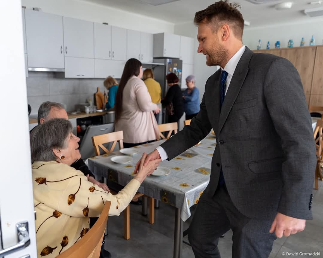 KTruskolaski's tweet photo. Prawie 3 mln zł dla Podlaskiego z Programu Senior+ 2025!
Powstaną 4 nowe Kluby Seniora, ruszy Dzienny Klub w Siemiatyczach, a 33 kluby otrzymają wsparcie.
Seniorzy są dla nas ważni!
#SeniorPlus #PodlaskieDlaSeniorów #AktywniSeniorzy https://t.co/54aWIGofhS