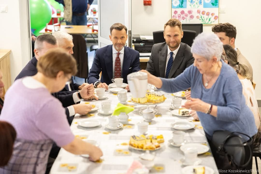 KTruskolaski's tweet photo. Prawie 3 mln zł dla Podlaskiego z Programu Senior+ 2025!
Powstaną 4 nowe Kluby Seniora, ruszy Dzienny Klub w Siemiatyczach, a 33 kluby otrzymają wsparcie.
Seniorzy są dla nas ważni!
#SeniorPlus #PodlaskieDlaSeniorów #AktywniSeniorzy https://t.co/54aWIGofhS