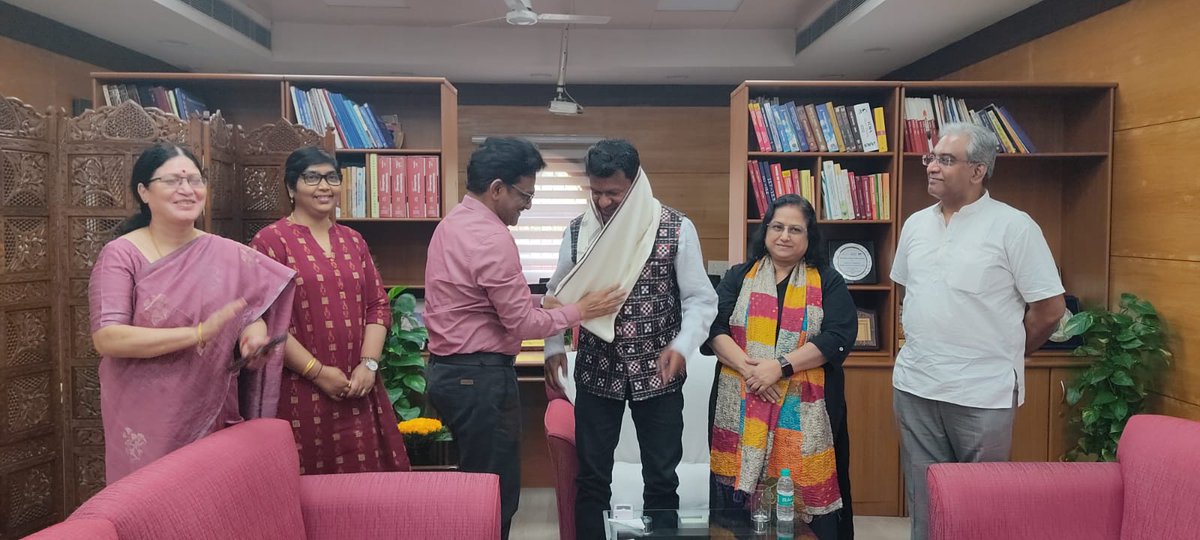 Renowned sand artist Padma Shri awardee Shri Sudarsan Pattnaik from Puri, Odisha, paid a visit to IGNOU and had a meeting with Prof. Uma Kanjilal, Vice Chancellor of IGNOU!