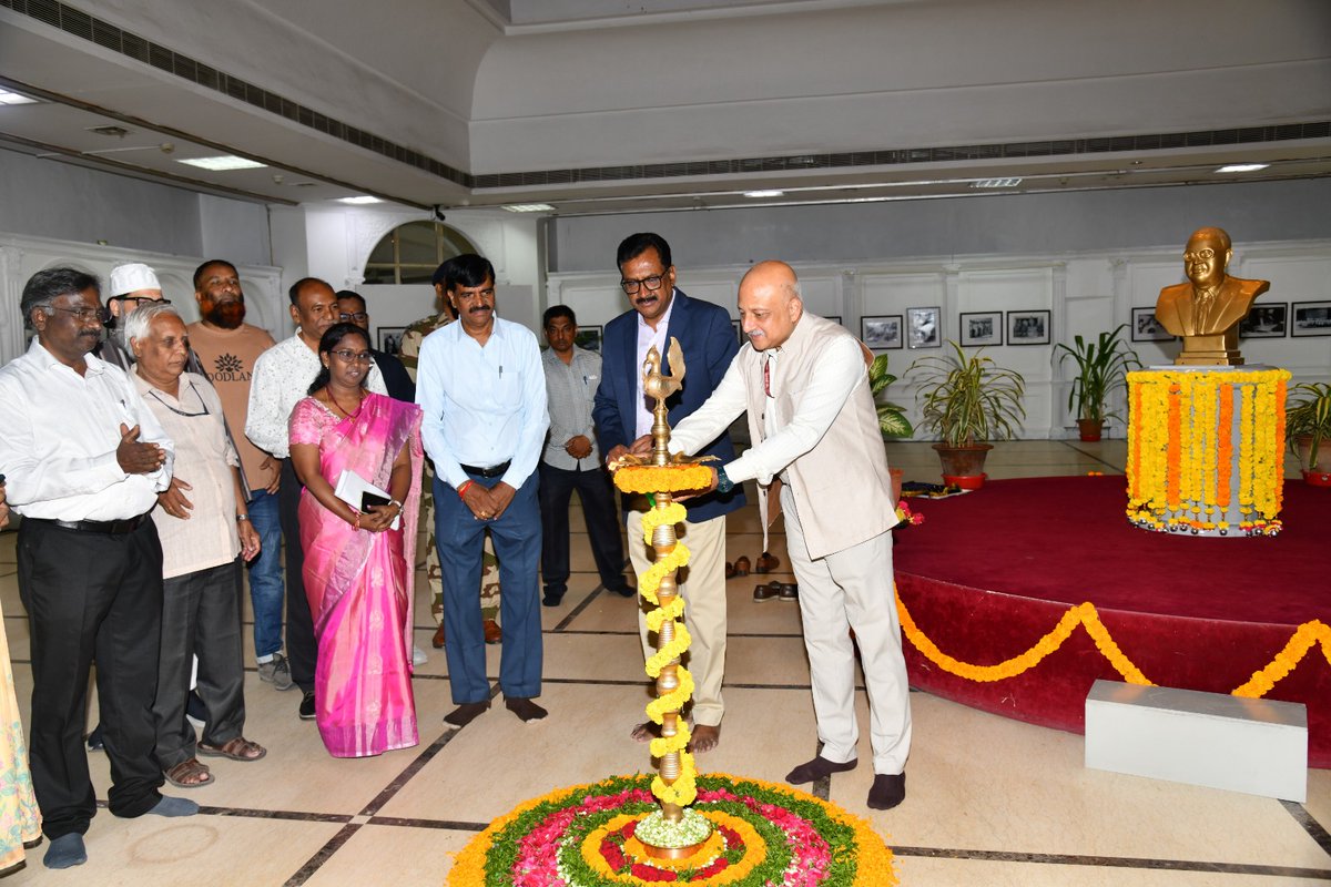 sjmhyd's tweet image. Glimpses from the inaugural ceremony of the special photo exhibition on Dr. B.R. Ambedkar by Chief Guest, Dr. Ghanta Chakrapani, a distinguished academician, Shri Ashish Goyal, IIS, Director of SJM and senior staff members.

#SalarJungMuseum #museumevents #drbrambedkar
