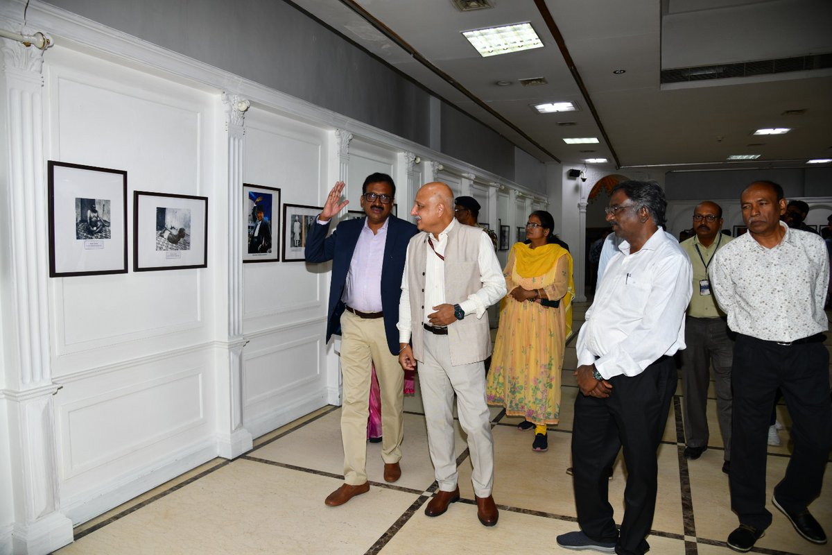 sjmhyd's tweet image. Glimpses from the inaugural ceremony of the special photo exhibition on Dr. B.R. Ambedkar by Chief Guest, Dr. Ghanta Chakrapani, a distinguished academician, Shri Ashish Goyal, IIS, Director of SJM and senior staff members.

#SalarJungMuseum #museumevents #drbrambedkar