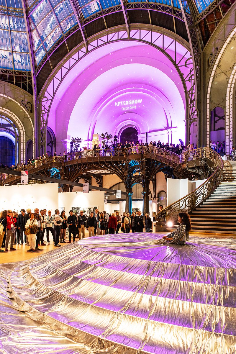 LeCercleWealth's tweet photo. #ArtParis 2025 : #BNPParibasBanquePrivée a privatisé le @GrandPalaisRmn pour offrir à ses clients et prospects une expérience unique :

Sous la grande verrière, plus de 170 galeries et des performances étonnantes imaginées par les artistes du collectif #POUSH

📸 © @ThomasBehuret https://t.co/7JJRWK5IHc