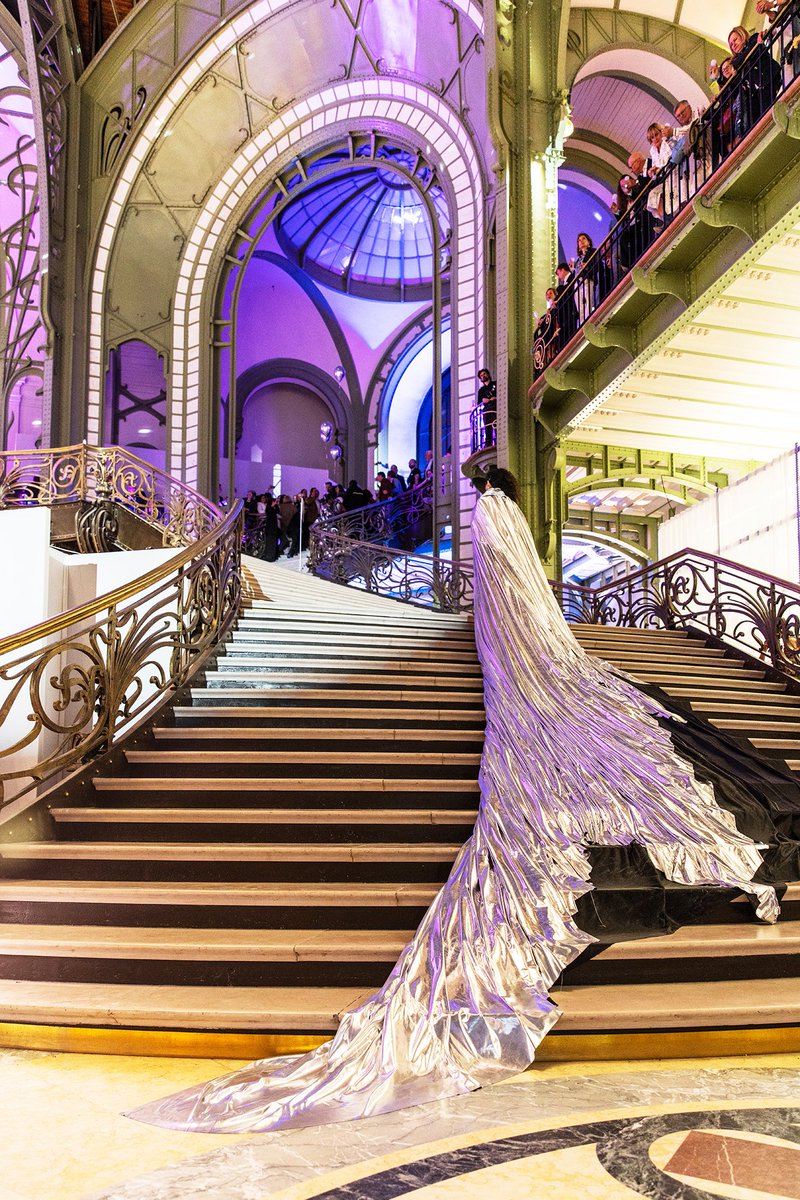 LeCercleWealth's tweet photo. #ArtParis 2025 : #BNPParibasBanquePrivée a privatisé le @GrandPalaisRmn pour offrir à ses clients et prospects une expérience unique :

Sous la grande verrière, plus de 170 galeries et des performances étonnantes imaginées par les artistes du collectif #POUSH

📸 © @ThomasBehuret https://t.co/7JJRWK5IHc