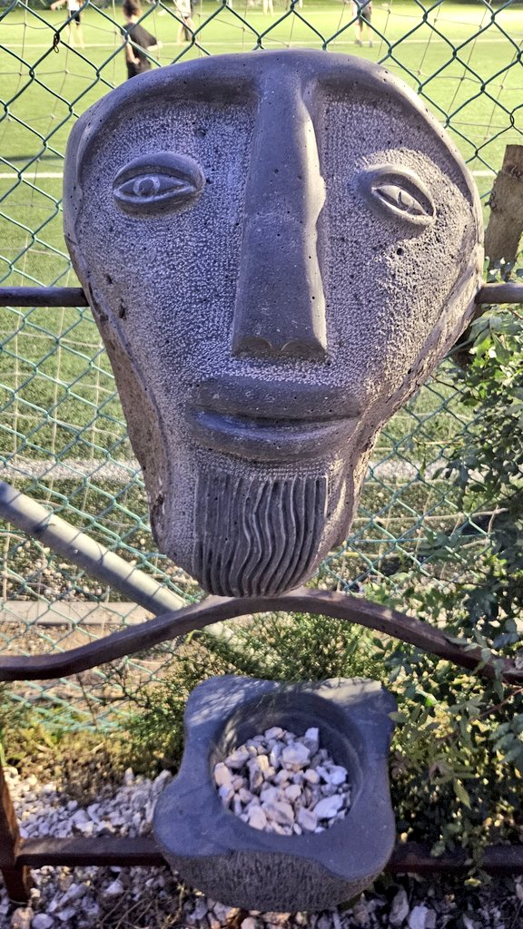 ErezBialer's tweet image. The incredible #israliart of Shuki Zerach - best kept secret artist of the lowe Galilee - a short 🧵
#ancientart #oldtech #ironart #masoneria #basaltart #אמנותישראלית